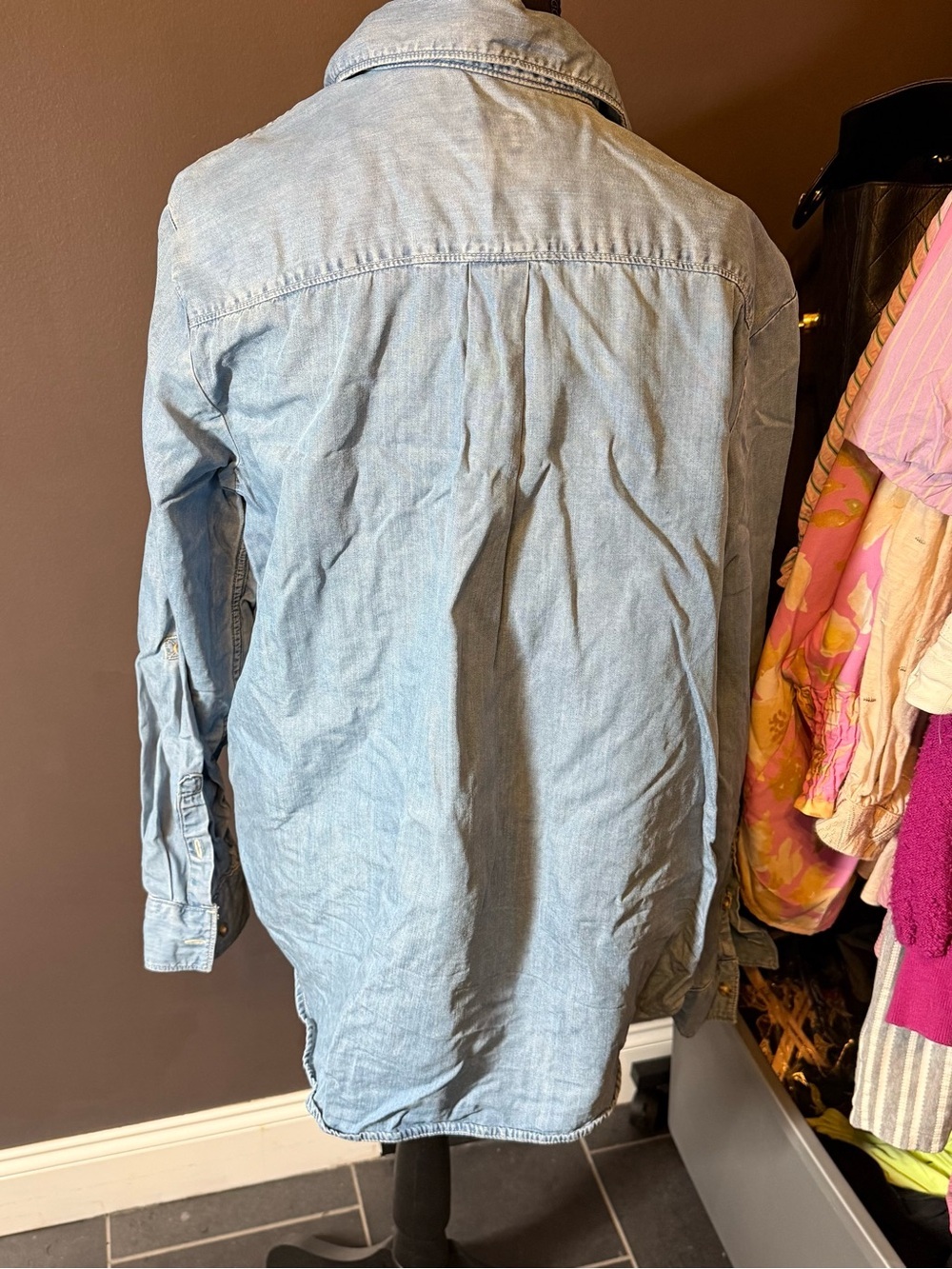 Levi's Light Blue Denim Button-Front Shirt with Red Logo Tab - Picture 4 of 6